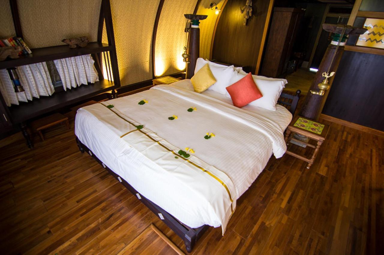 Hôtel Punnamada Luxury Houseboat à Alappuzha Extérieur photo